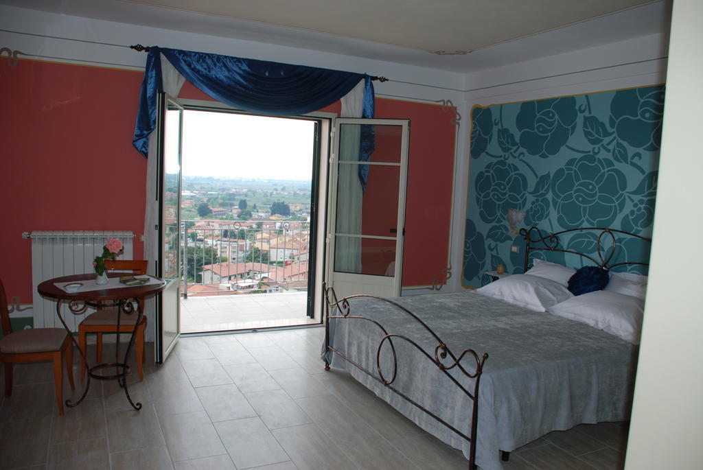 La Chandelle Massarosa Room photo